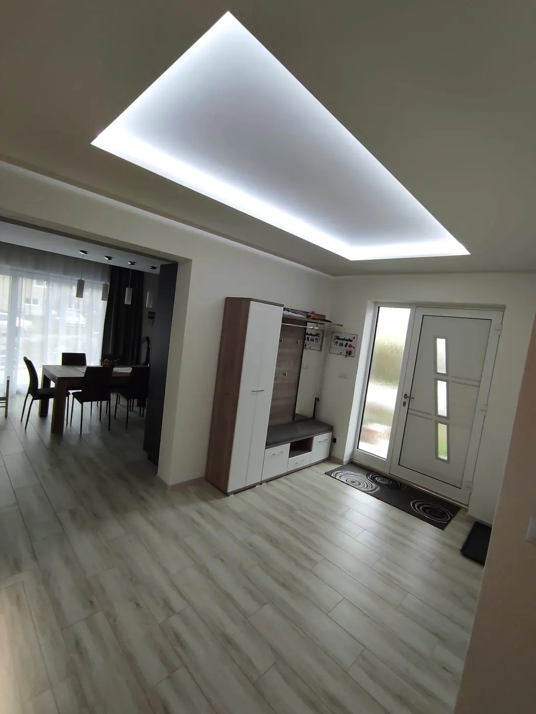 Chodba so zníženým stropom a LED podsvietením