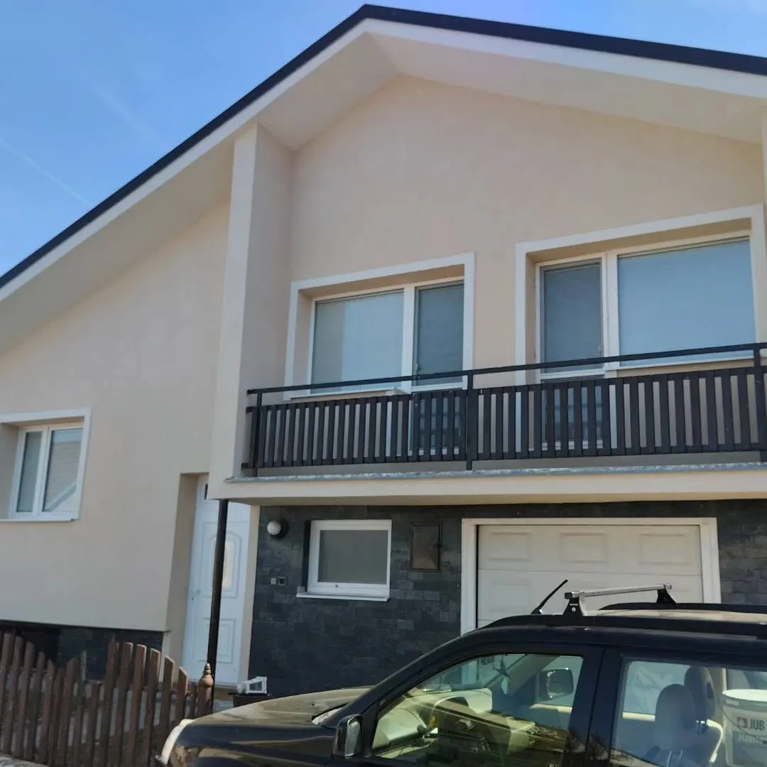Fasáda rodinného domu s balkónom