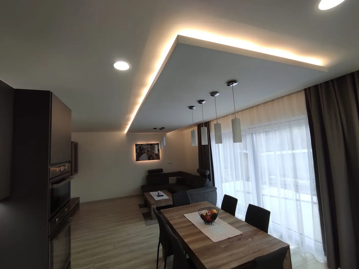 Sadrokartónový strop s LED pásom nad jedálňou
